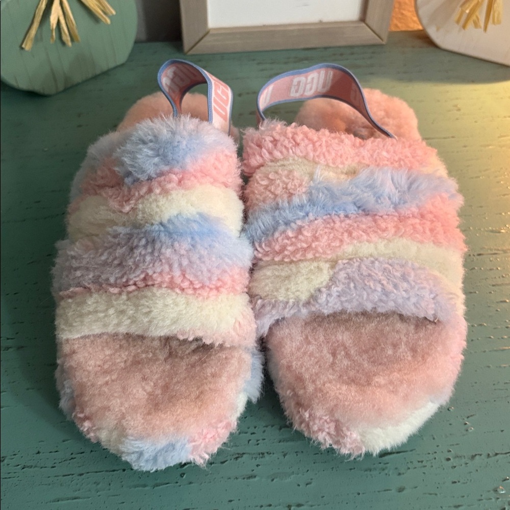 UGG Pastel Fluffy Slippers SZ 3 girls box 162